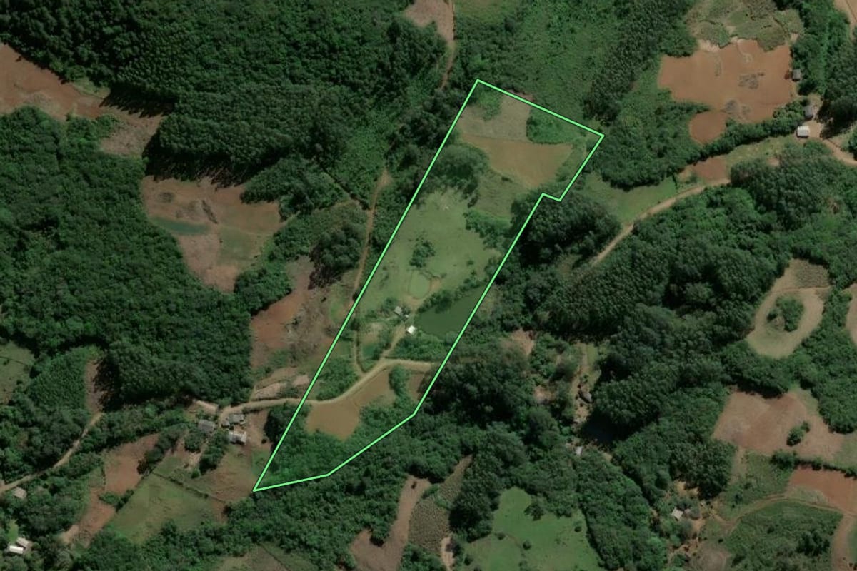 Imagem de satélite do imóvel rural em Caraá (RS), com o contorno declarado no CAR desenhado por cima.