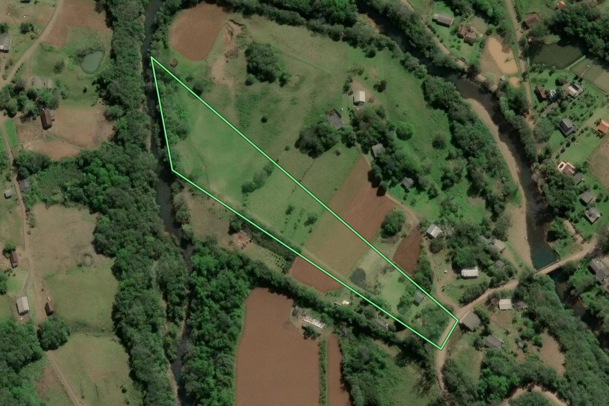 Imagem de satélite do imóvel rural em Caraá (RS), com o contorno declarado no CAR desenhado por cima.