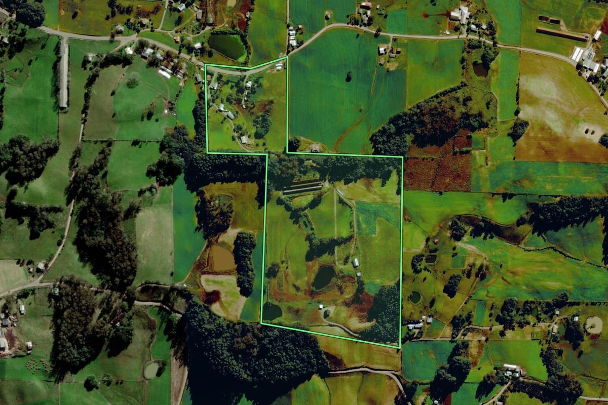 Imagem de satélite do imóvel rural em Carlos Barbosa (RS), com o contorno declarado no CAR desenhado por cima.