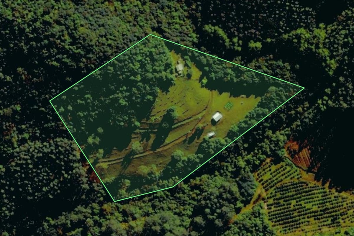 Imagem de satélite do imóvel rural em Carlos Barbosa (RS), com o contorno declarado no CAR desenhado por cima.