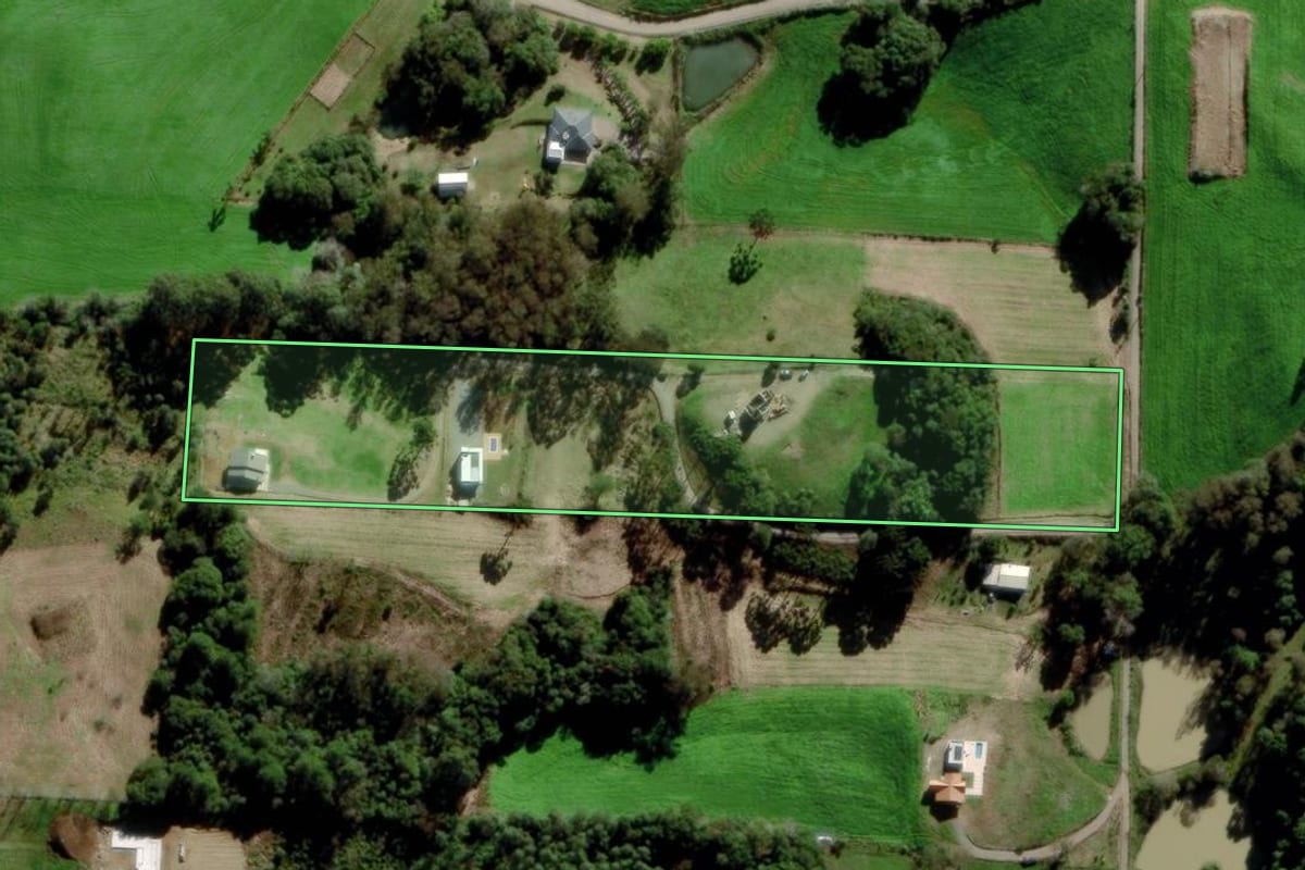 Imagem de satélite do imóvel rural em Carlos Barbosa (RS), com o contorno declarado no CAR desenhado por cima.
