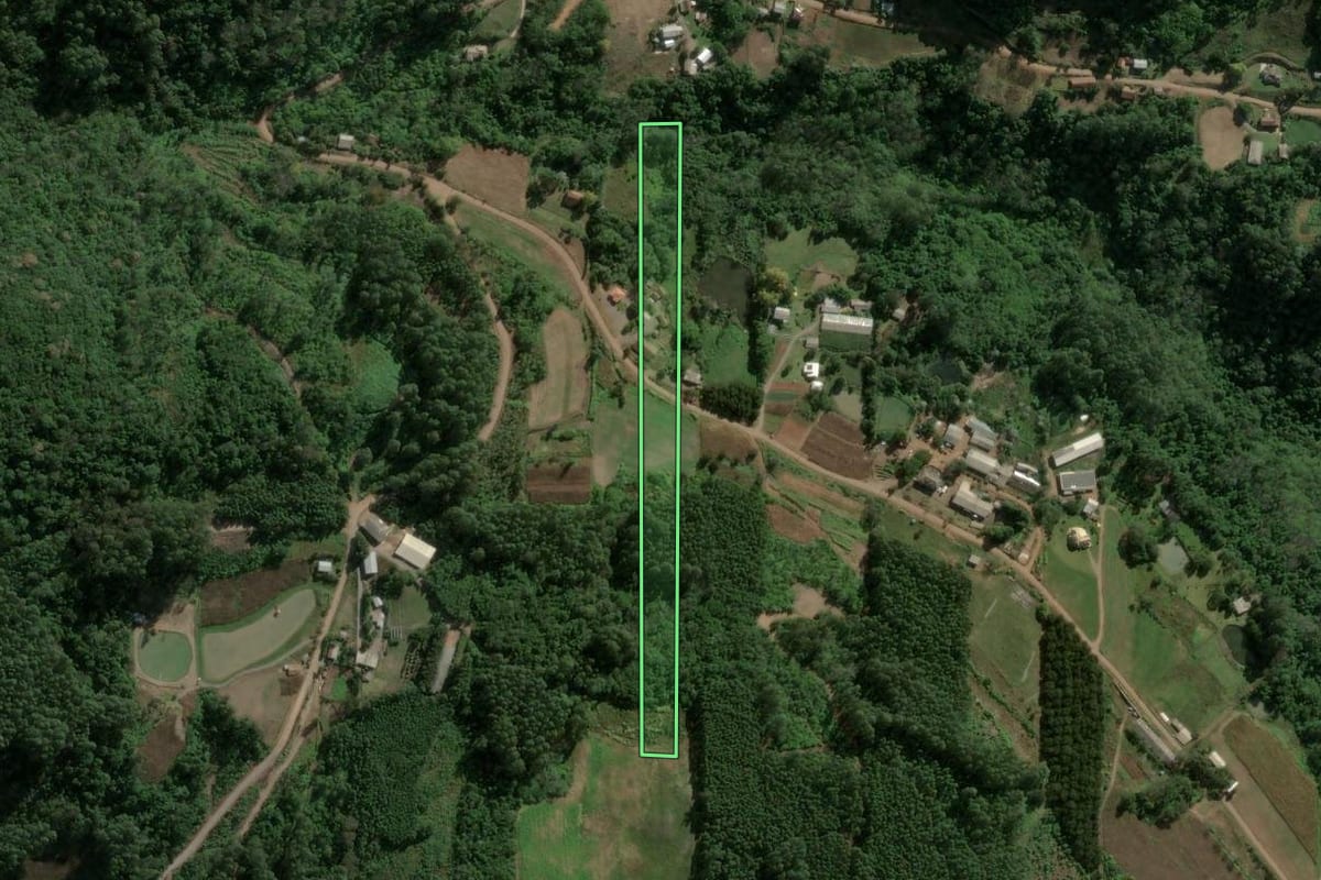 Imagem de satélite do imóvel rural em Carlos Barbosa (RS), com o contorno declarado no CAR desenhado por cima.
