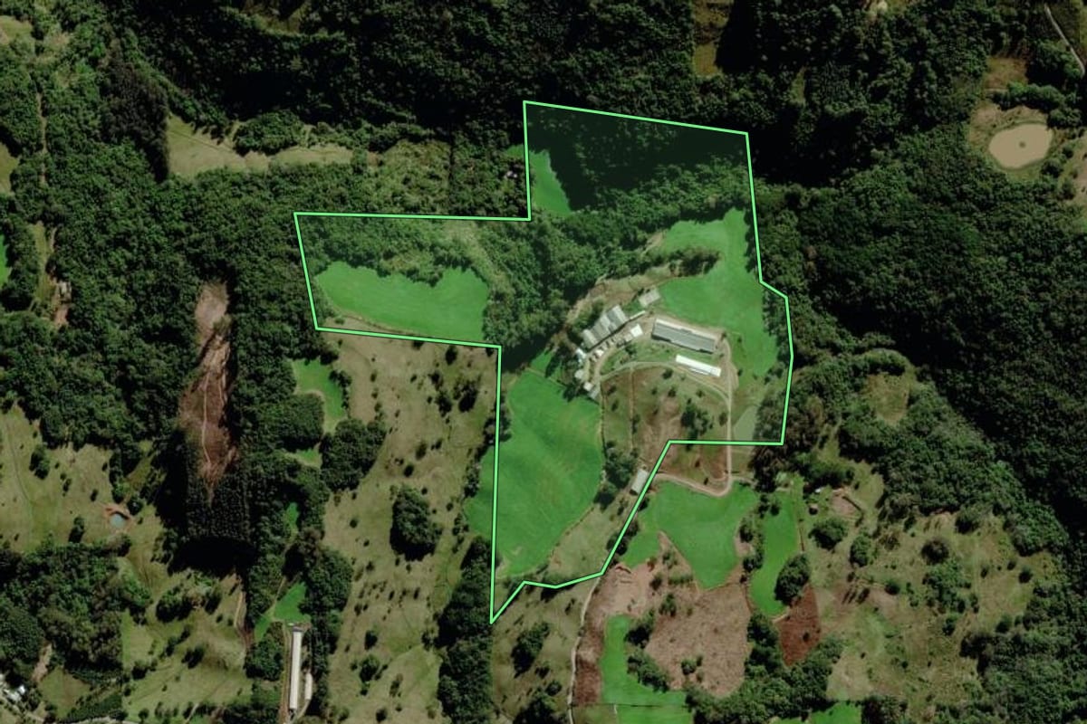 Imagem de satélite do imóvel rural em Carlos Barbosa (RS), com o contorno declarado no CAR desenhado por cima.