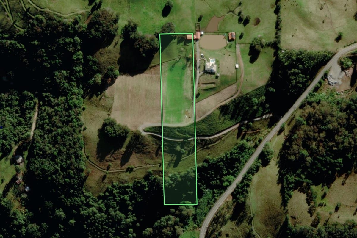 Imagem de satélite do imóvel rural em Carlos Barbosa (RS), com o contorno declarado no CAR desenhado por cima.