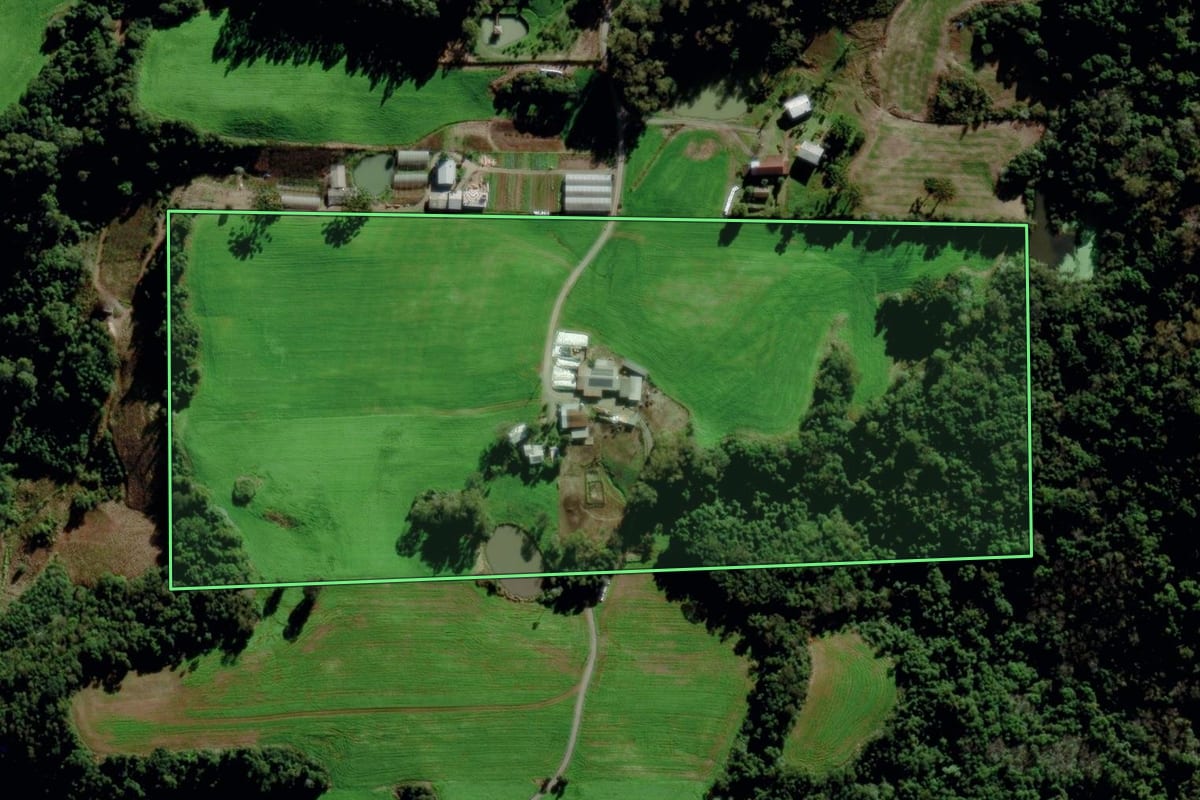 Imagem de satélite do imóvel rural em Carlos Barbosa (RS), com o contorno declarado no CAR desenhado por cima.