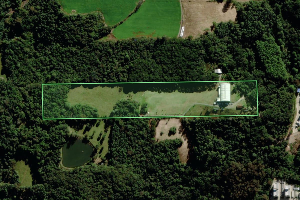 Imagem de satélite do imóvel rural em Carlos Barbosa (RS), com o contorno declarado no CAR desenhado por cima.