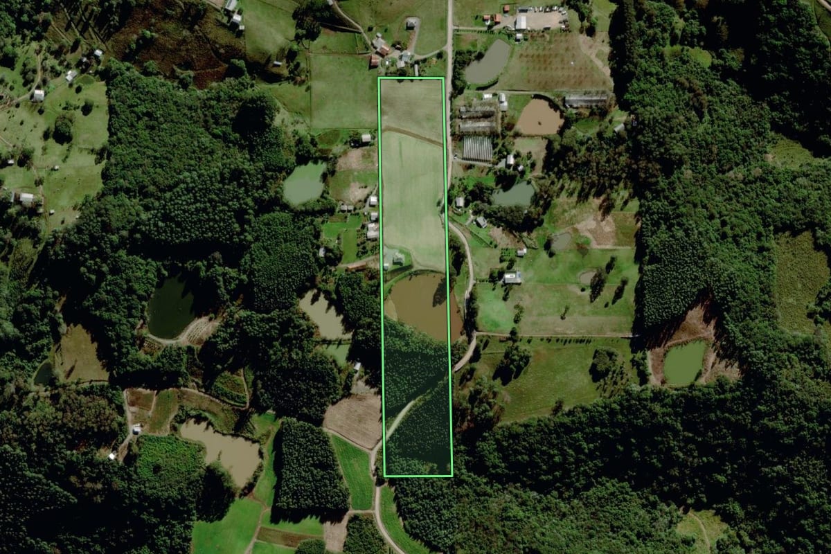 Imagem de satélite do imóvel rural em Carlos Barbosa (RS), com o contorno declarado no CAR desenhado por cima.