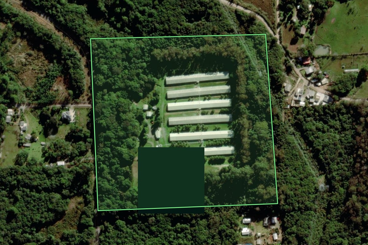 Imagem de satélite do imóvel rural em Carlos Barbosa (RS), com o contorno declarado no CAR desenhado por cima.