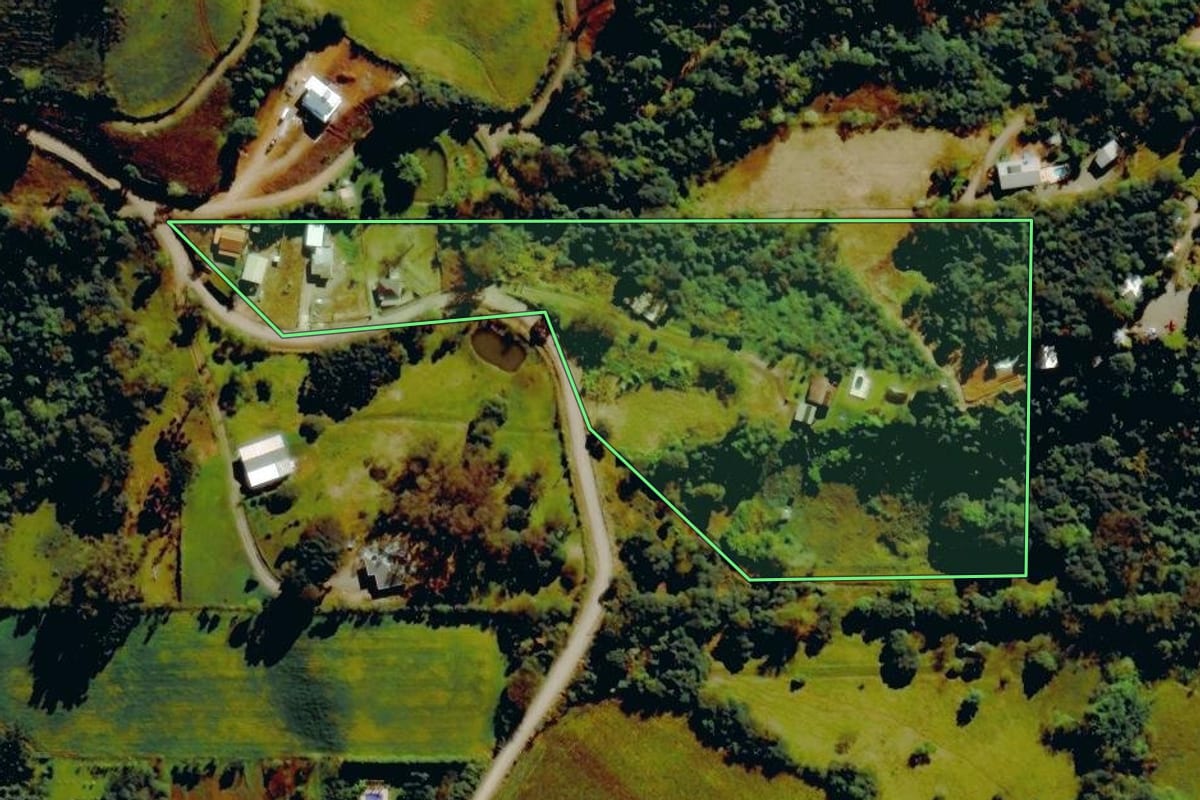 Imagem de satélite do imóvel rural em Carlos Barbosa (RS), com o contorno declarado no CAR desenhado por cima.