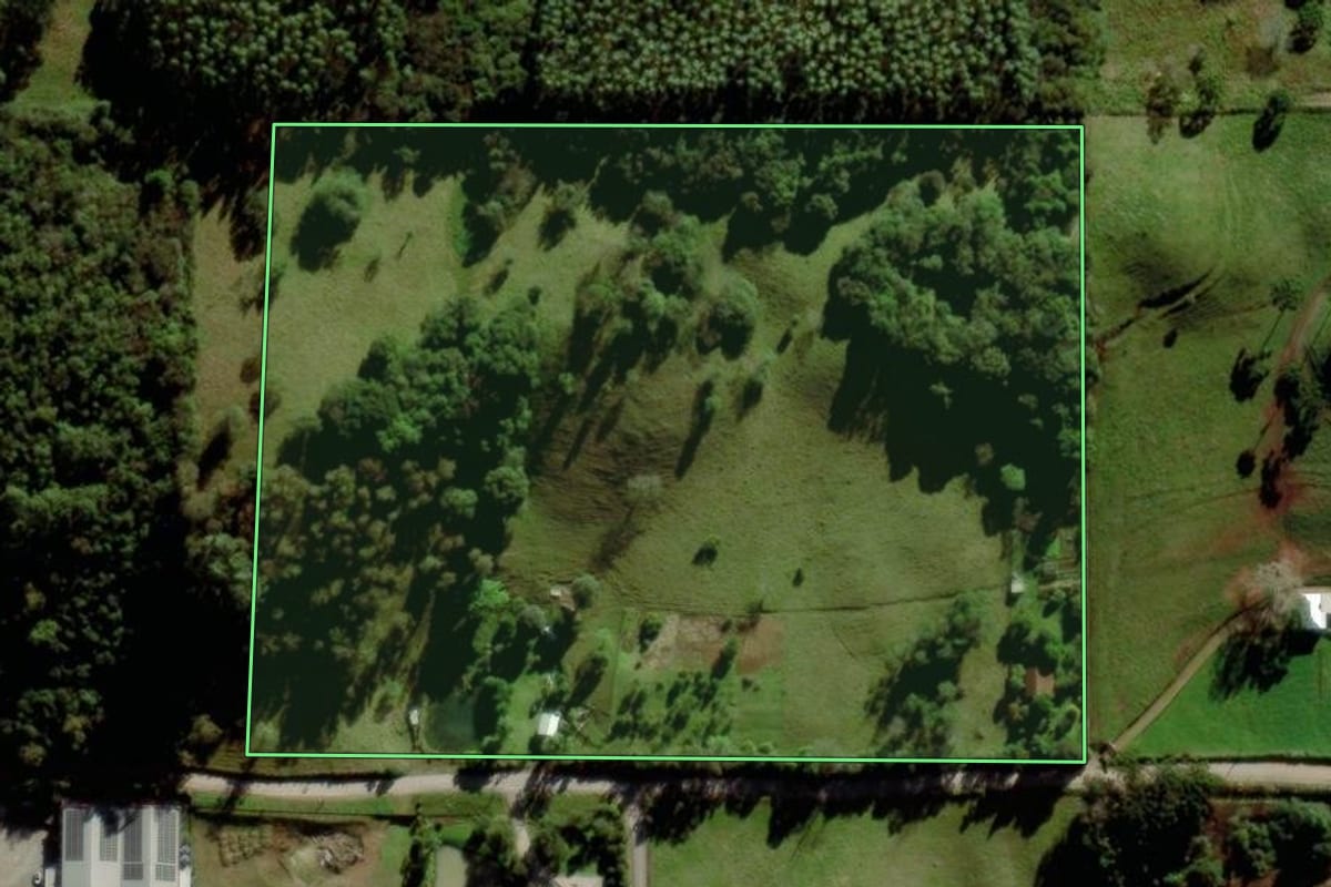 Imagem de satélite do imóvel rural em Carlos Barbosa (RS), com o contorno declarado no CAR desenhado por cima.