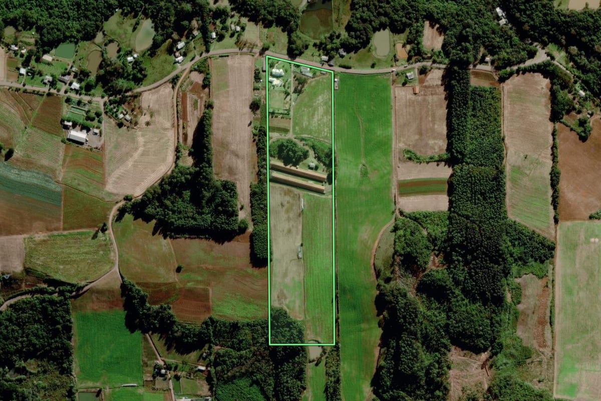 Imagem de satélite do imóvel rural em Carlos Barbosa (RS), com o contorno declarado no CAR desenhado por cima.
