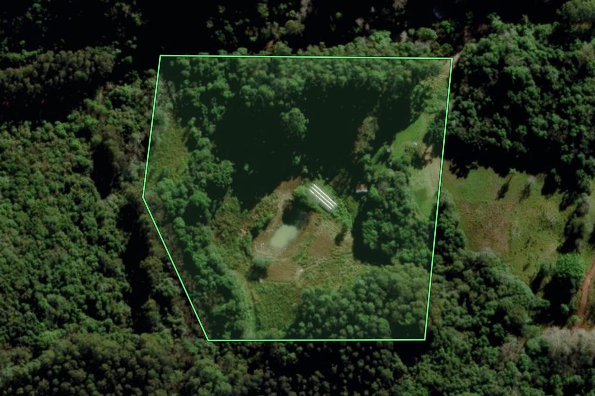 Imagem de satélite do imóvel rural em Carlos Barbosa (RS), com o contorno declarado no CAR desenhado por cima.