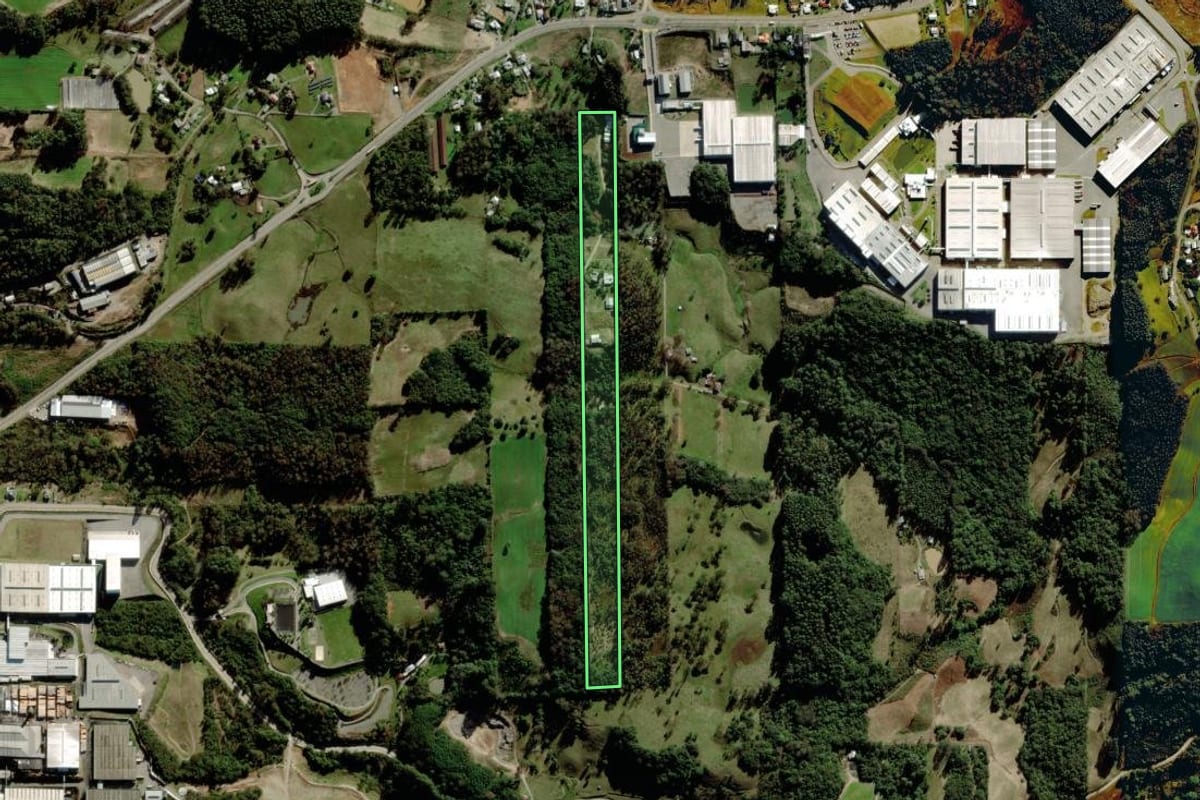 Imagem de satélite do imóvel rural em Carlos Barbosa (RS), com o contorno declarado no CAR desenhado por cima.