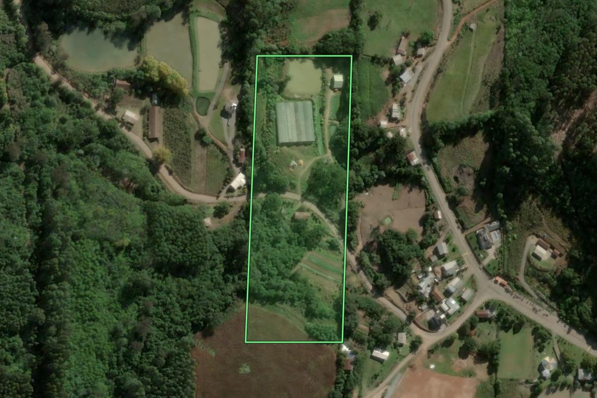 Imagem de satélite do imóvel rural em Carlos Barbosa (RS), com o contorno declarado no CAR desenhado por cima.