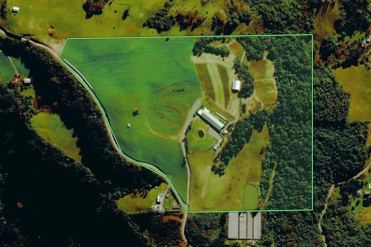 Imagem de satélite do imóvel rural em Carlos Barbosa (RS), com o contorno declarado no CAR desenhado por cima.