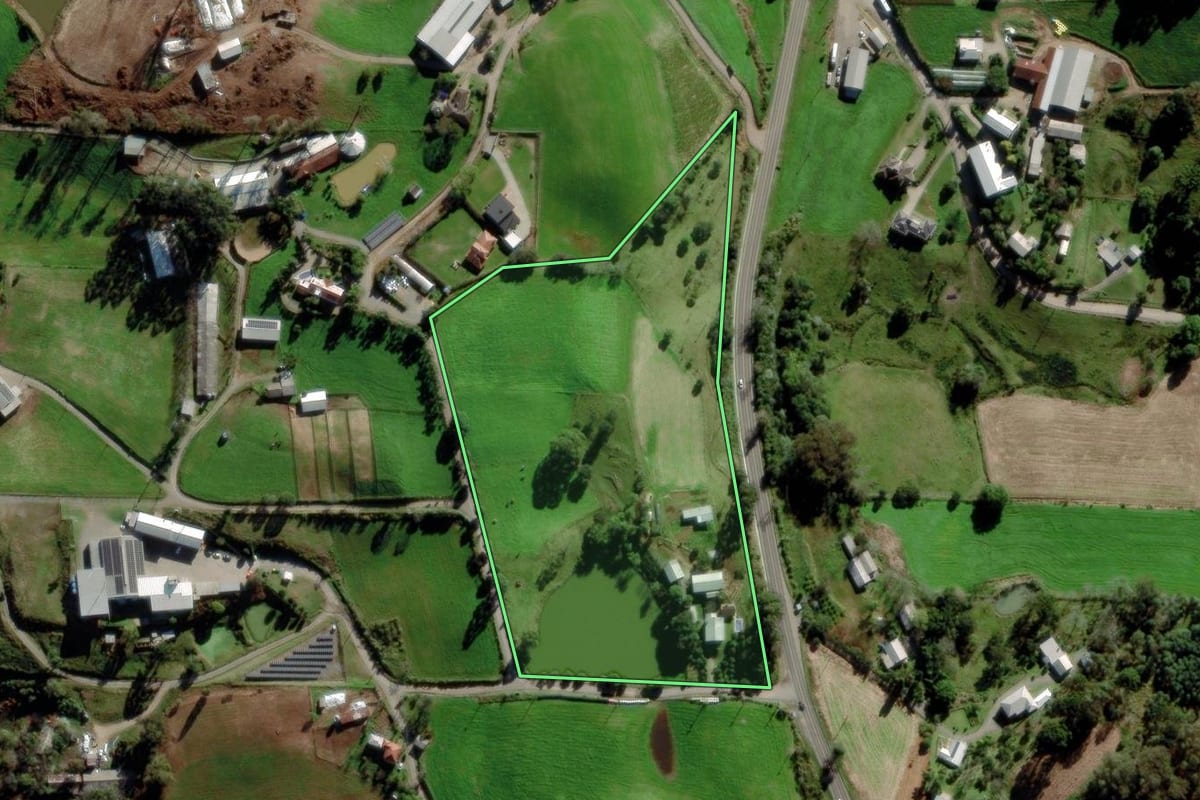 Imagem de satélite do imóvel rural em Carlos Barbosa (RS), com o contorno declarado no CAR desenhado por cima.