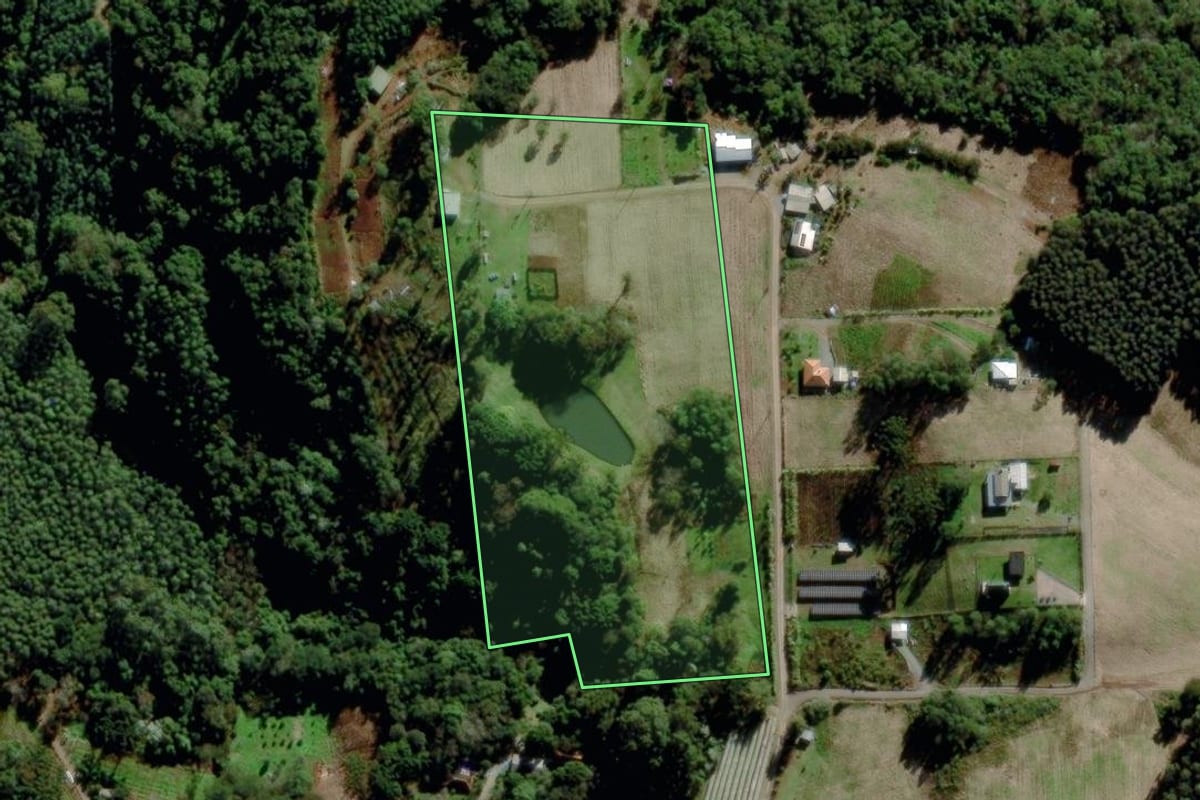 Imagem de satélite do imóvel rural em Carlos Barbosa (RS), com o contorno declarado no CAR desenhado por cima.
