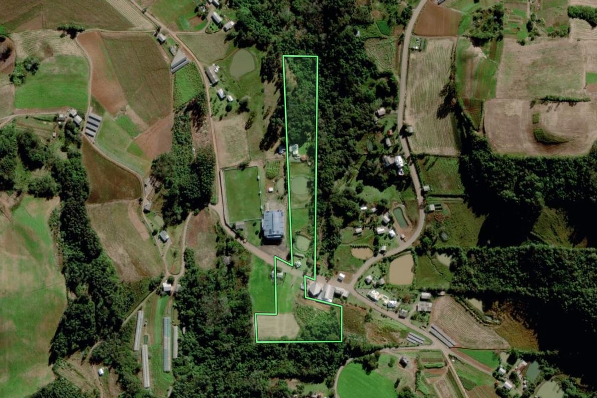 Imagem de satélite do imóvel rural em Carlos Barbosa (RS), com o contorno declarado no CAR desenhado por cima.