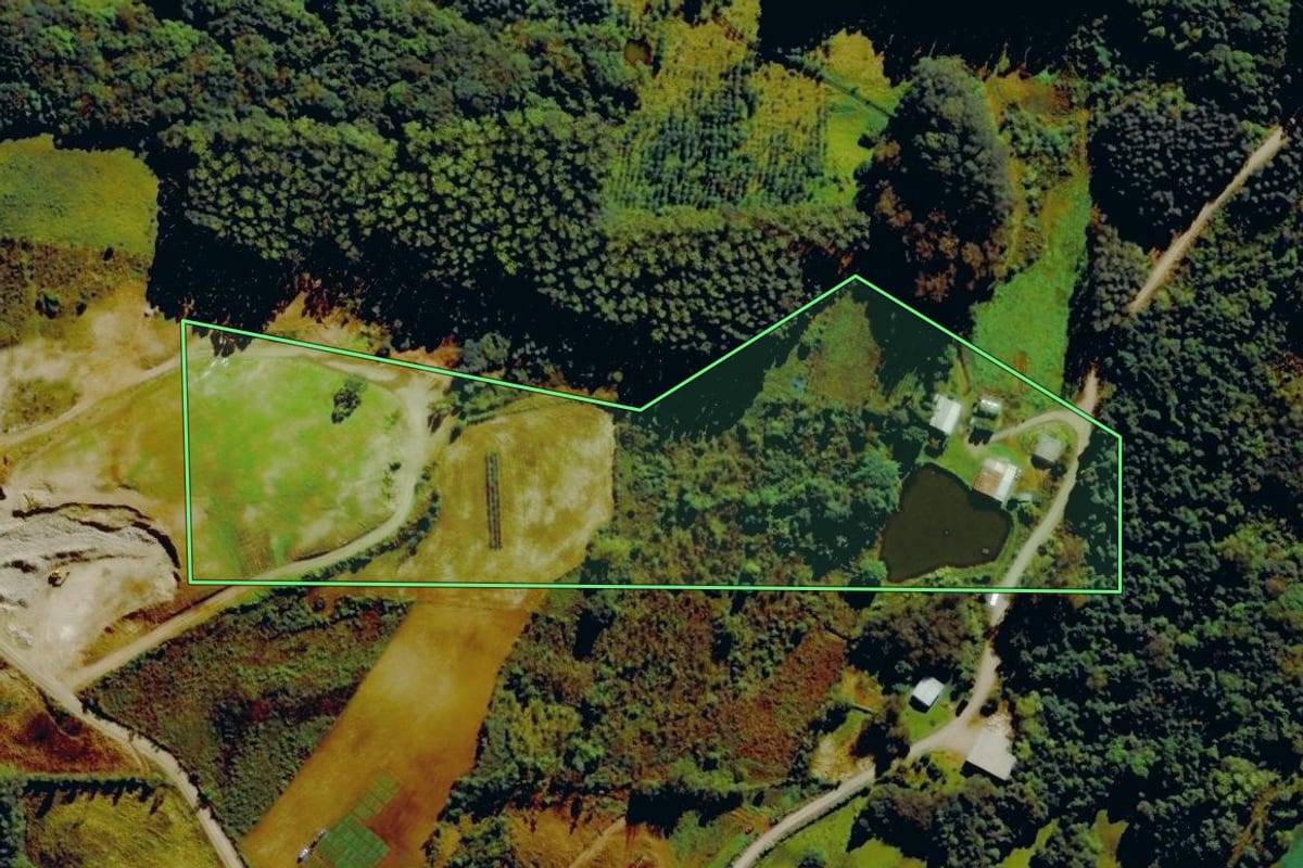 Imagem de satélite do imóvel rural em Carlos Barbosa (RS), com o contorno declarado no CAR desenhado por cima.