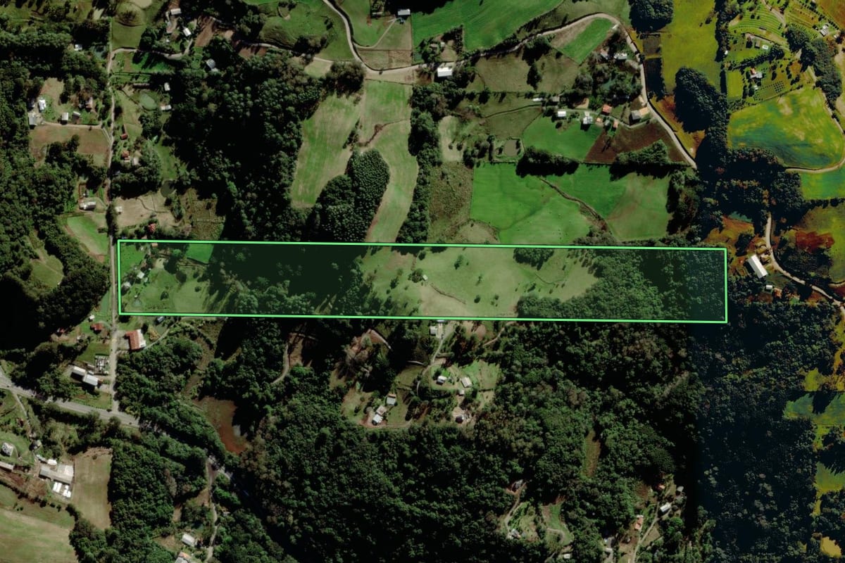 Imagem de satélite do imóvel rural em Carlos Barbosa (RS), com o contorno declarado no CAR desenhado por cima.
