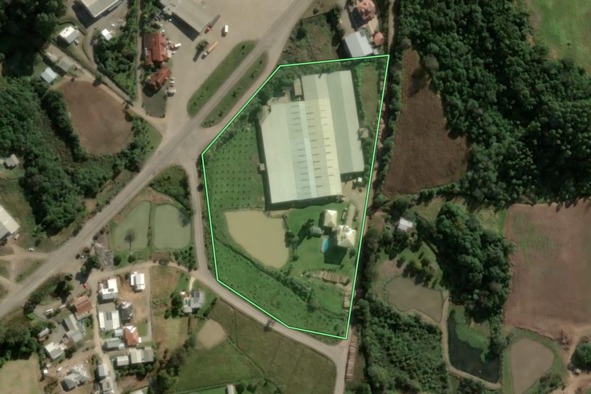 Imagem de satélite do imóvel rural em Carlos Barbosa (RS), com o contorno declarado no CAR desenhado por cima.