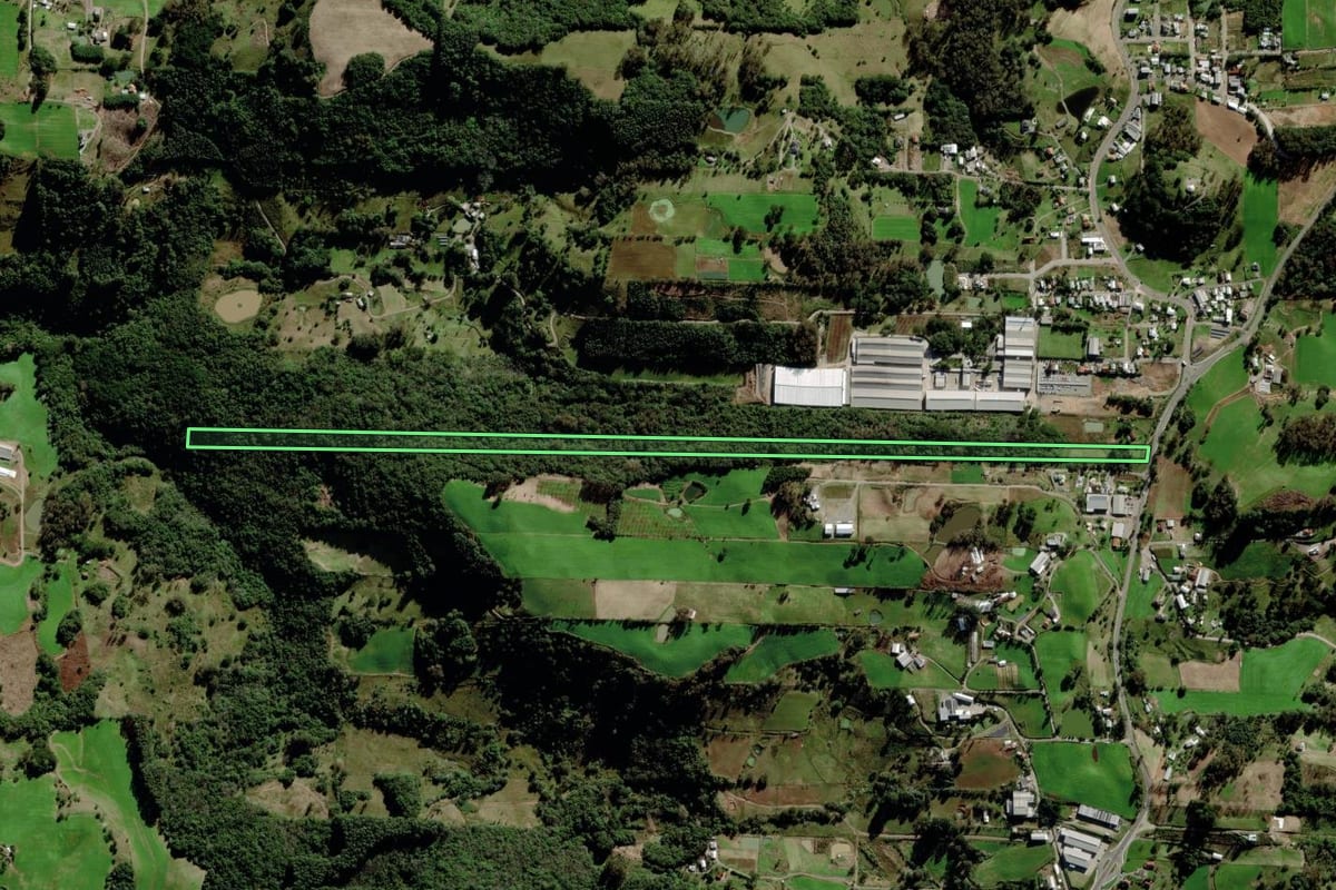 Imagem de satélite do imóvel rural em Carlos Barbosa (RS), com o contorno declarado no CAR desenhado por cima.