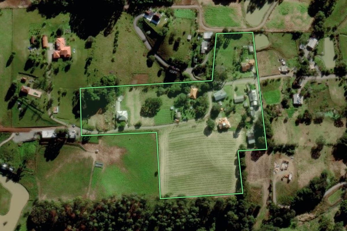 Imagem de satélite do imóvel rural em Carlos Barbosa (RS), com o contorno declarado no CAR desenhado por cima.