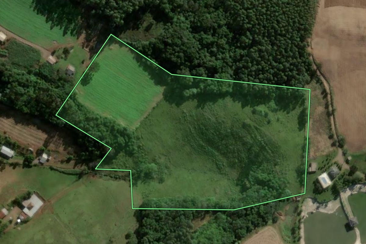 Imagem de satélite do imóvel rural em Carlos Barbosa (RS), com o contorno declarado no CAR desenhado por cima.