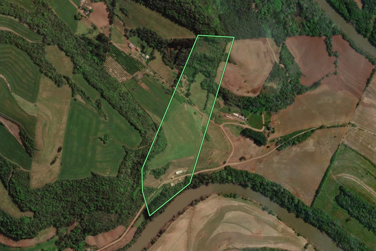 Imagem de satélite do imóvel rural em Carlos Gomes (RS), com o contorno declarado no CAR desenhado por cima.