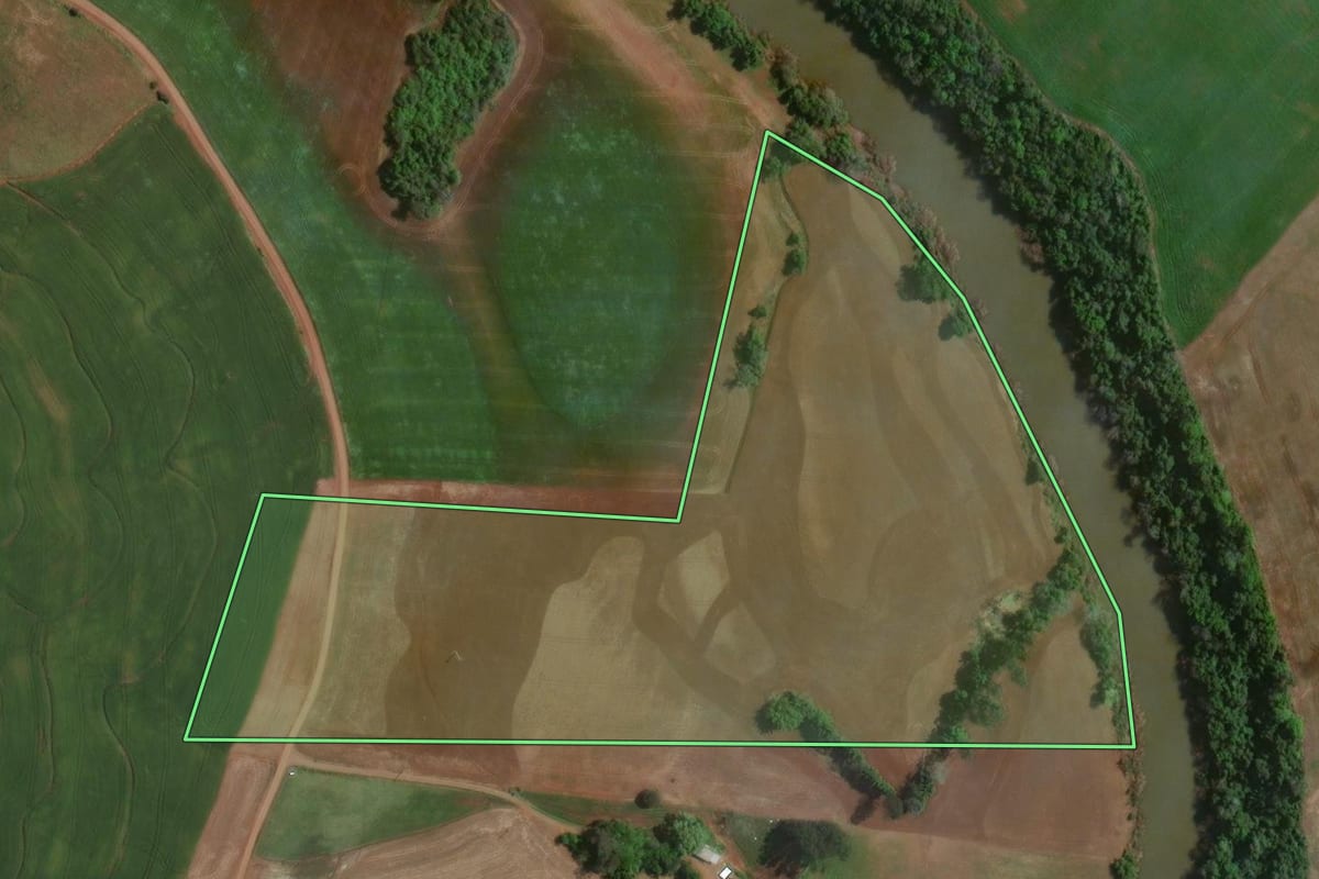 Imagem de satélite do imóvel rural em Carlos Gomes (RS), com o contorno declarado no CAR desenhado por cima.