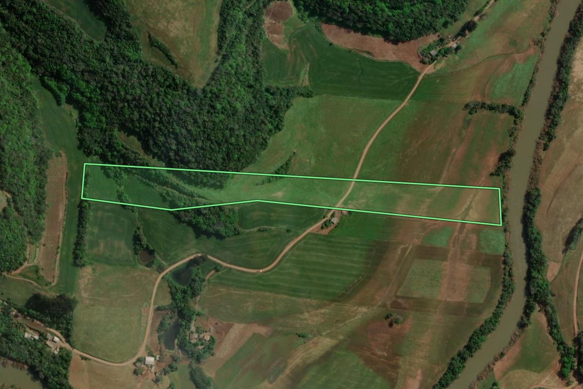 Imagem de satélite do imóvel rural em Carlos Gomes (RS), com o contorno declarado no CAR desenhado por cima.