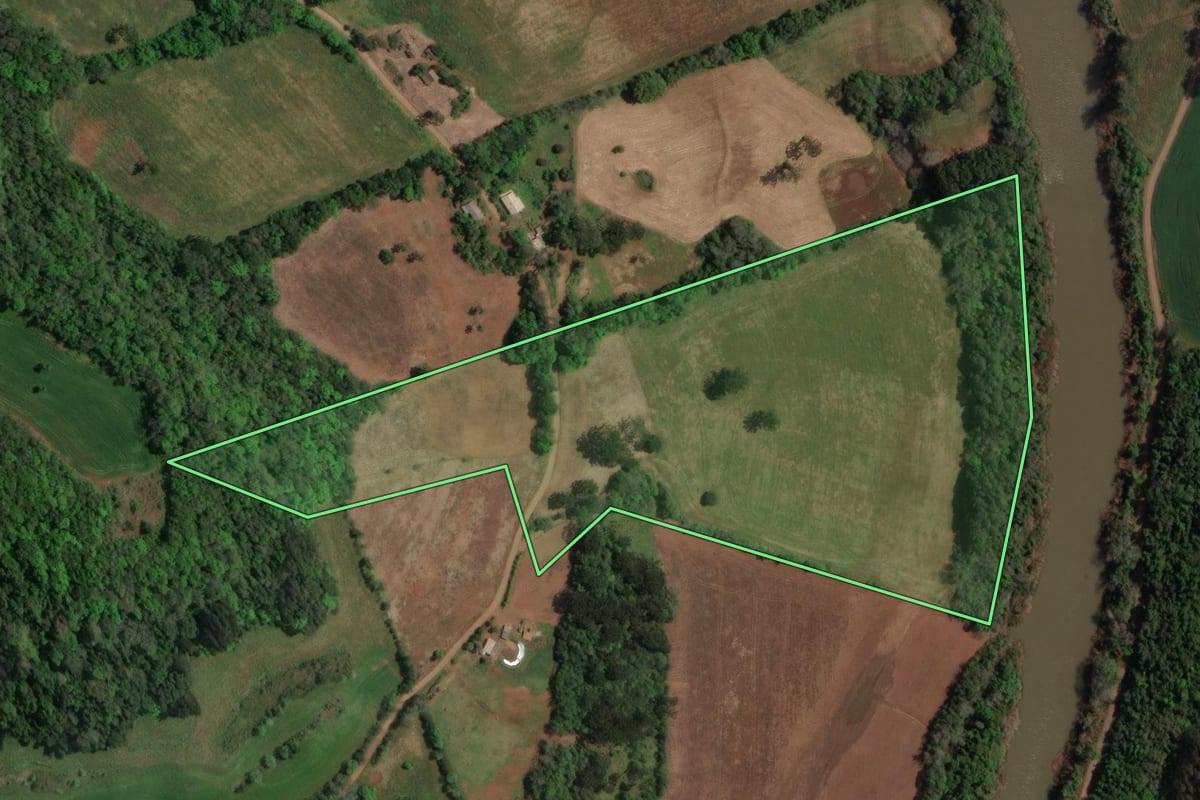 Imagem de satélite do imóvel rural em Carlos Gomes (RS), com o contorno declarado no CAR desenhado por cima.