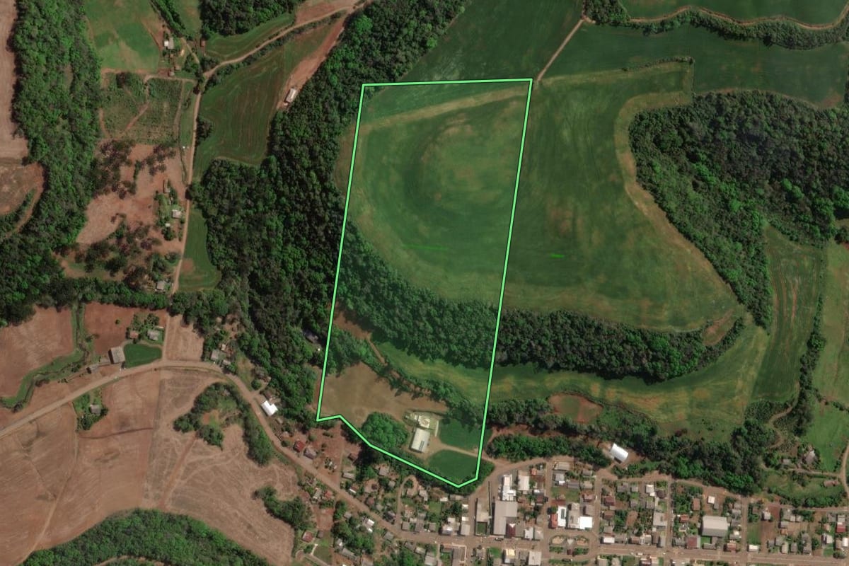 Imagem de satélite do imóvel rural em Carlos Gomes (RS), com o contorno declarado no CAR desenhado por cima.