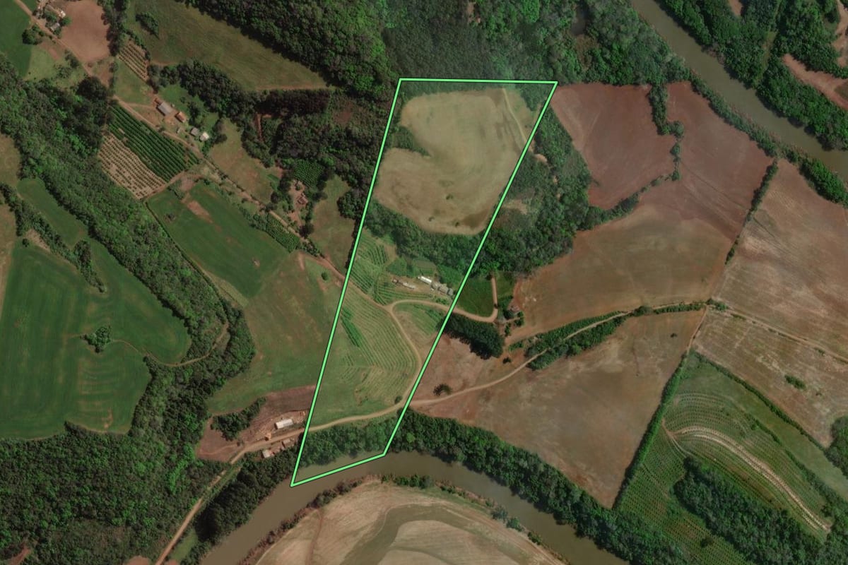 Imagem de satélite do imóvel rural em Carlos Gomes (RS), com o contorno declarado no CAR desenhado por cima.