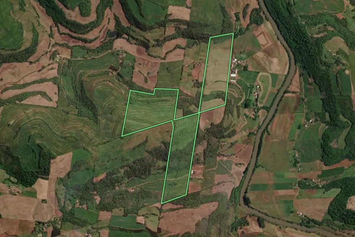 Imagem de satélite do imóvel rural em Carlos Gomes (RS), com o contorno declarado no CAR desenhado por cima.