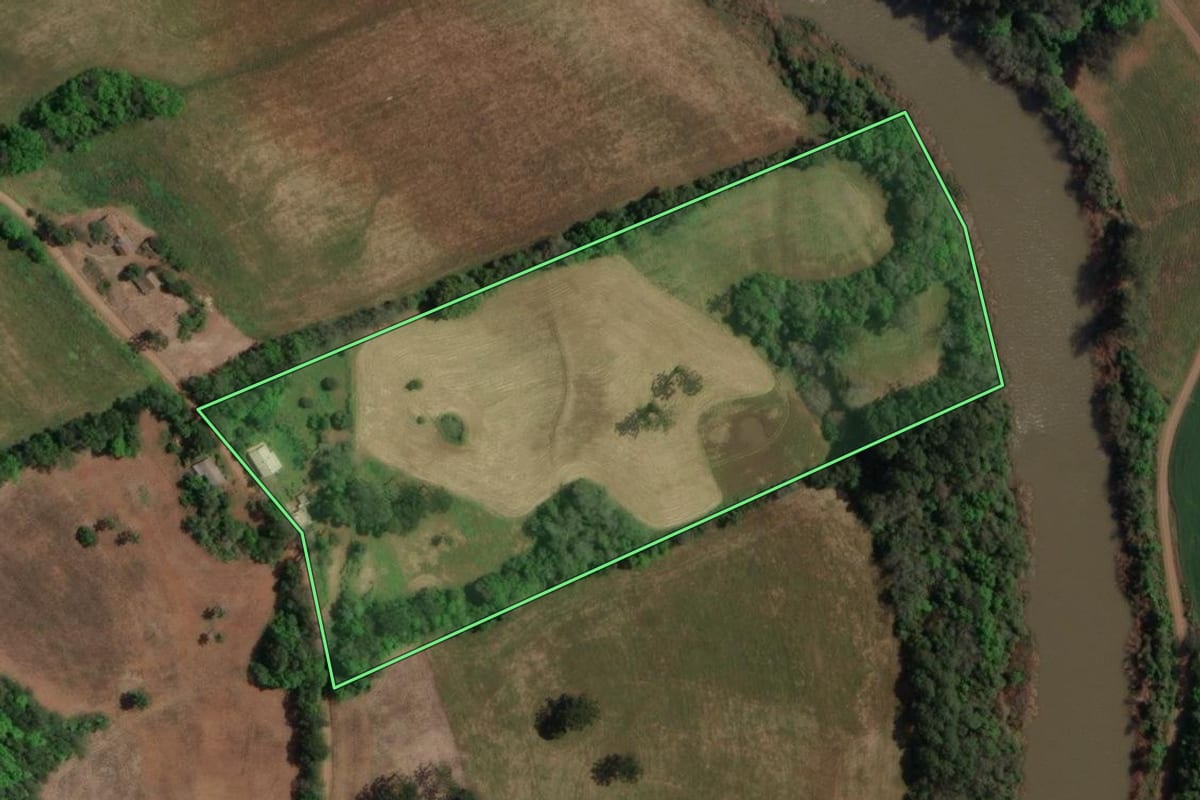Imagem de satélite do imóvel rural em Carlos Gomes (RS), com o contorno declarado no CAR desenhado por cima.