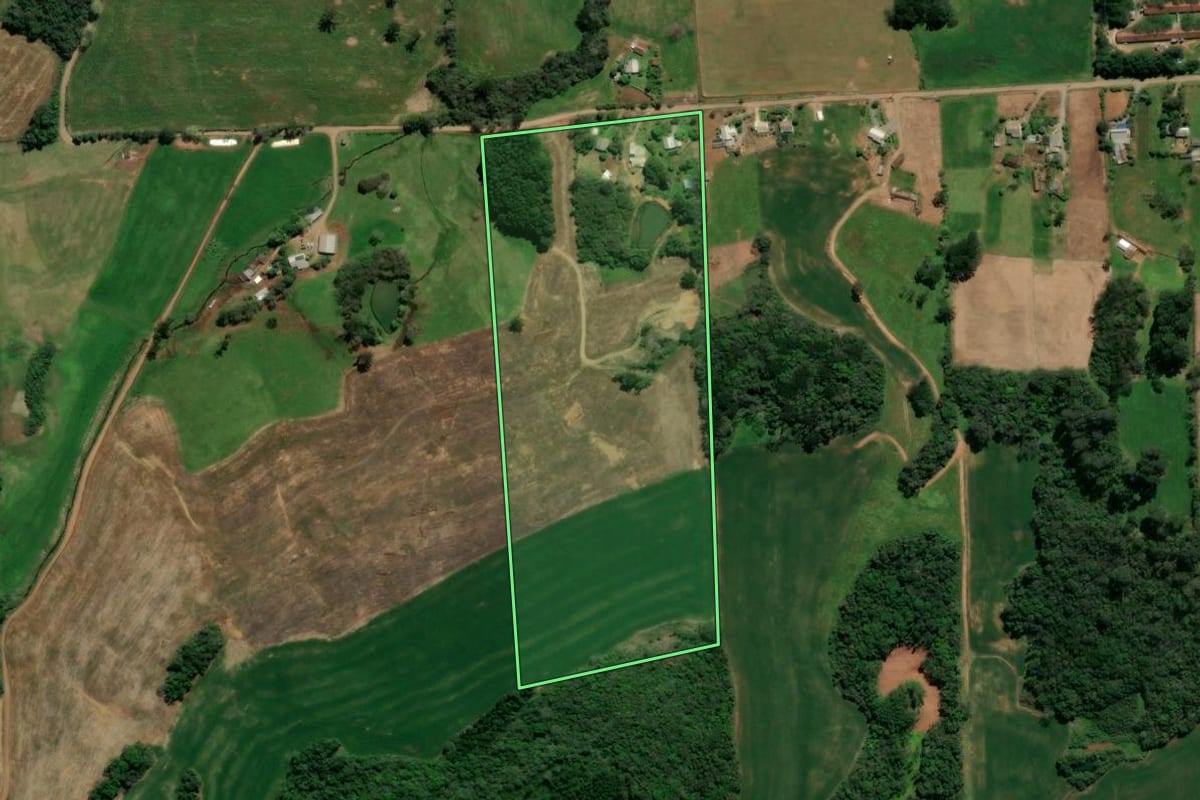 Imagem de satélite do imóvel rural em Casca (RS), com o contorno declarado no CAR desenhado por cima.