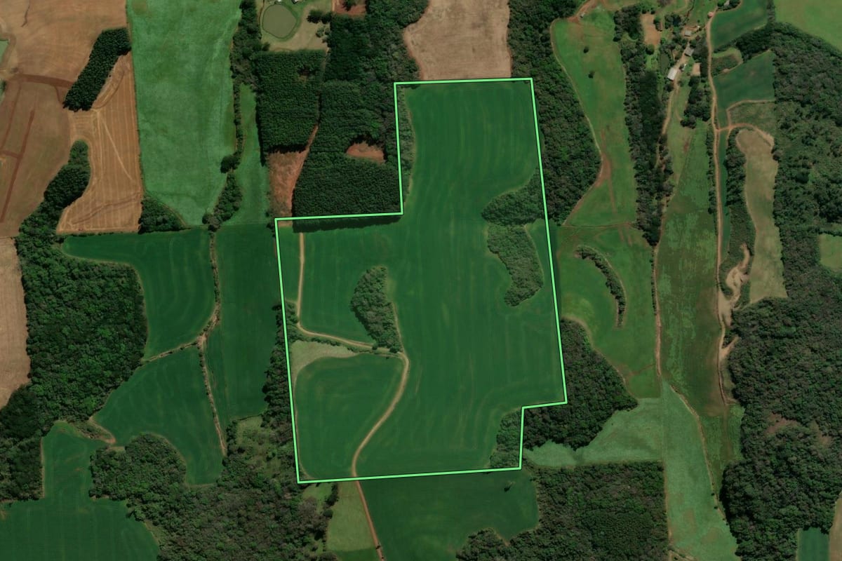 Imagem de satélite do imóvel rural em Casca (RS), com o contorno declarado no CAR desenhado por cima.