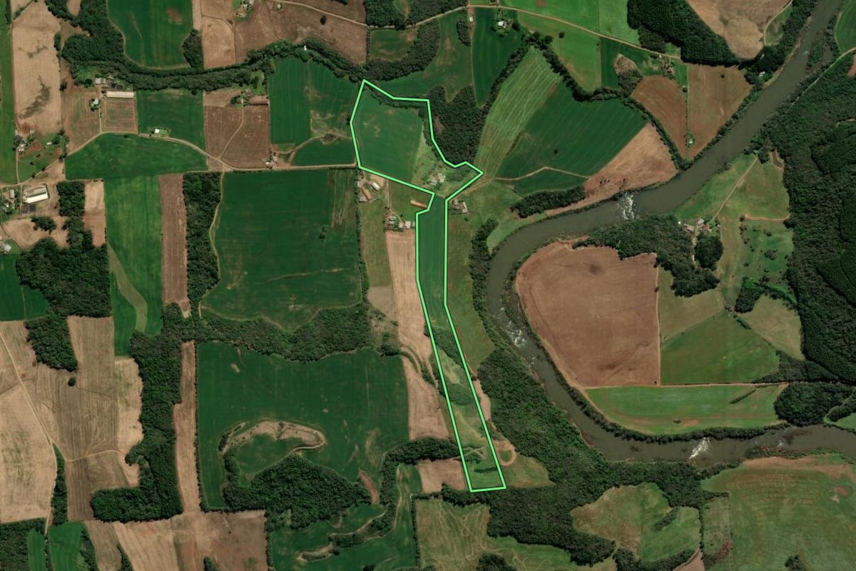 Imagem de satélite do imóvel rural em Casca (RS), com o contorno declarado no CAR desenhado por cima.