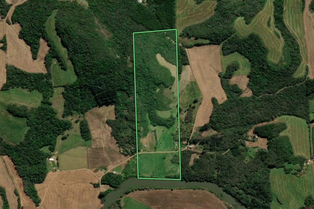 Imagem de satélite do imóvel rural em Casca (RS), com o contorno declarado no CAR desenhado por cima.
