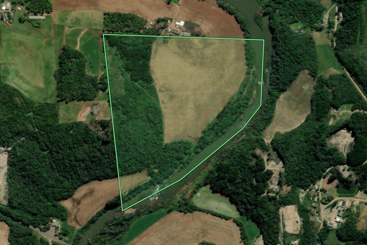 Imagem de satélite do imóvel rural em Casca (RS), com o contorno declarado no CAR desenhado por cima.