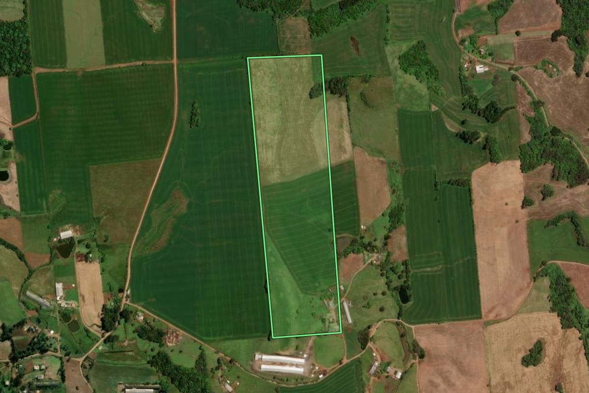 Imagem de satélite do imóvel rural em Casca (RS), com o contorno declarado no CAR desenhado por cima.