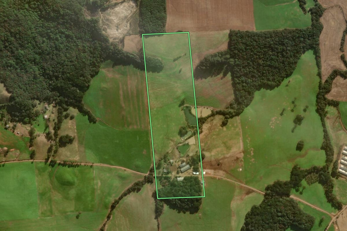 Imagem de satélite do imóvel rural em Casca (RS), com o contorno declarado no CAR desenhado por cima.