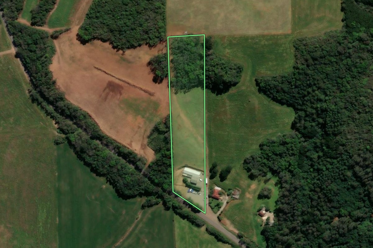 Imagem de satélite do imóvel rural em Casca (RS), com o contorno declarado no CAR desenhado por cima.