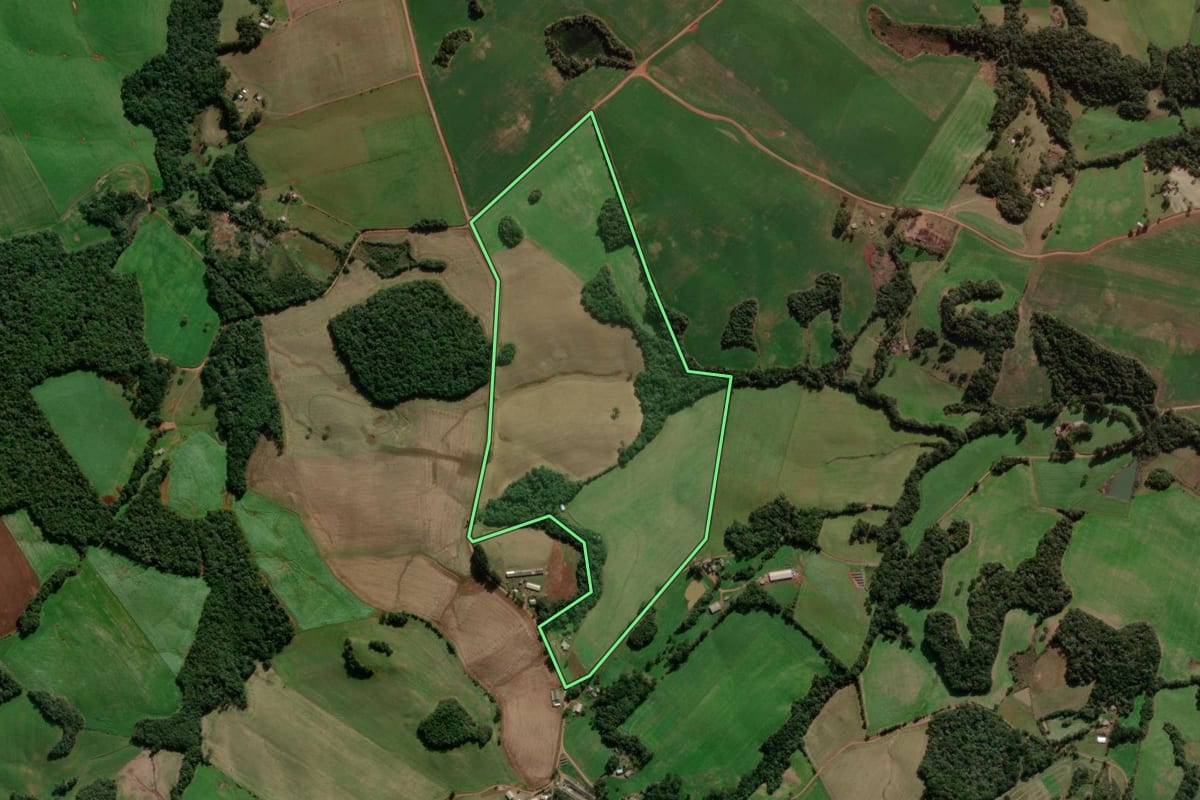 Imagem de satélite do imóvel rural em Caseiros (RS), com o contorno declarado no CAR desenhado por cima.