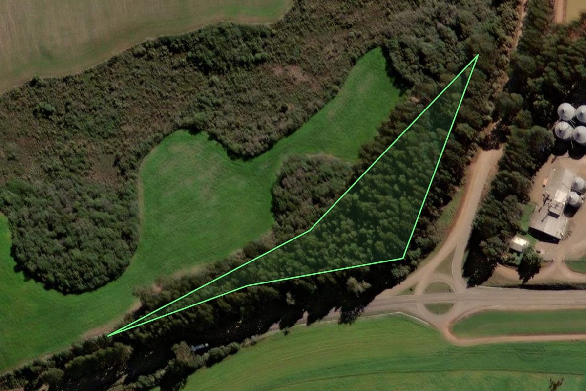 Imagem de satélite do imóvel rural em Caseiros (RS), com o contorno declarado no CAR desenhado por cima.
