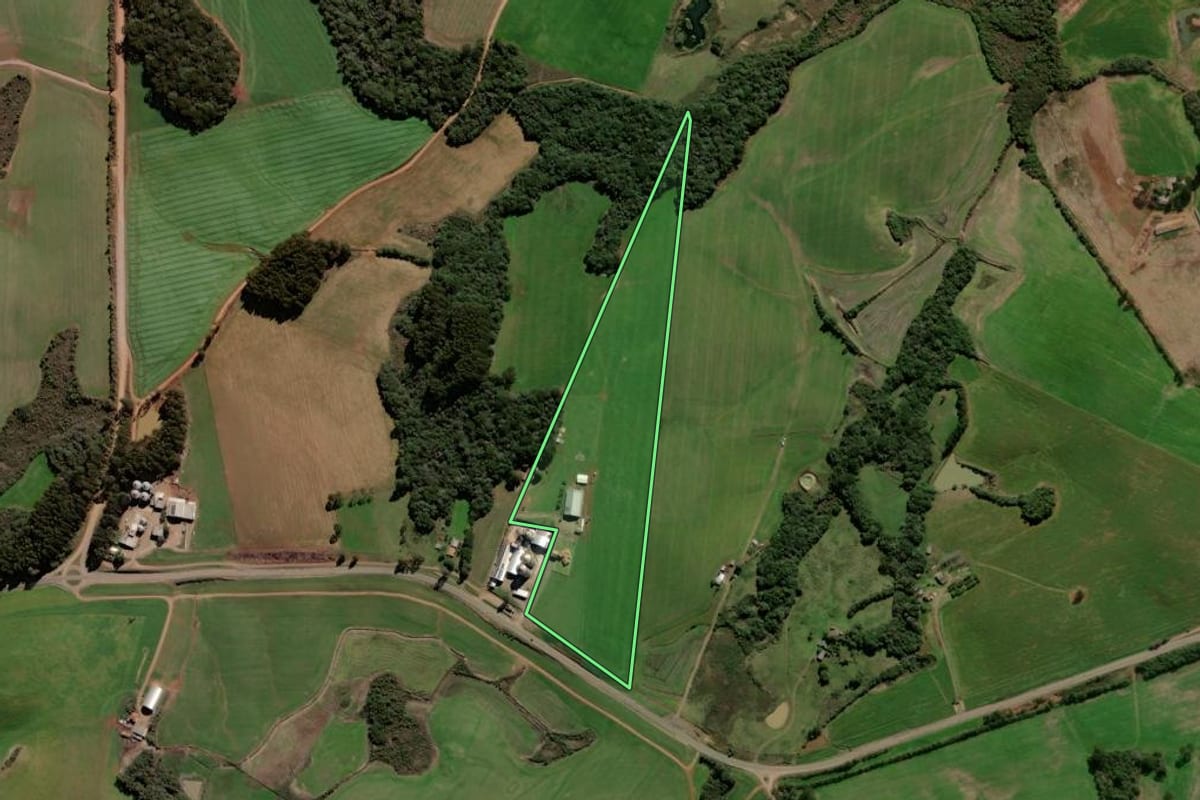 Imagem de satélite do imóvel rural em Caseiros (RS), com o contorno declarado no CAR desenhado por cima.