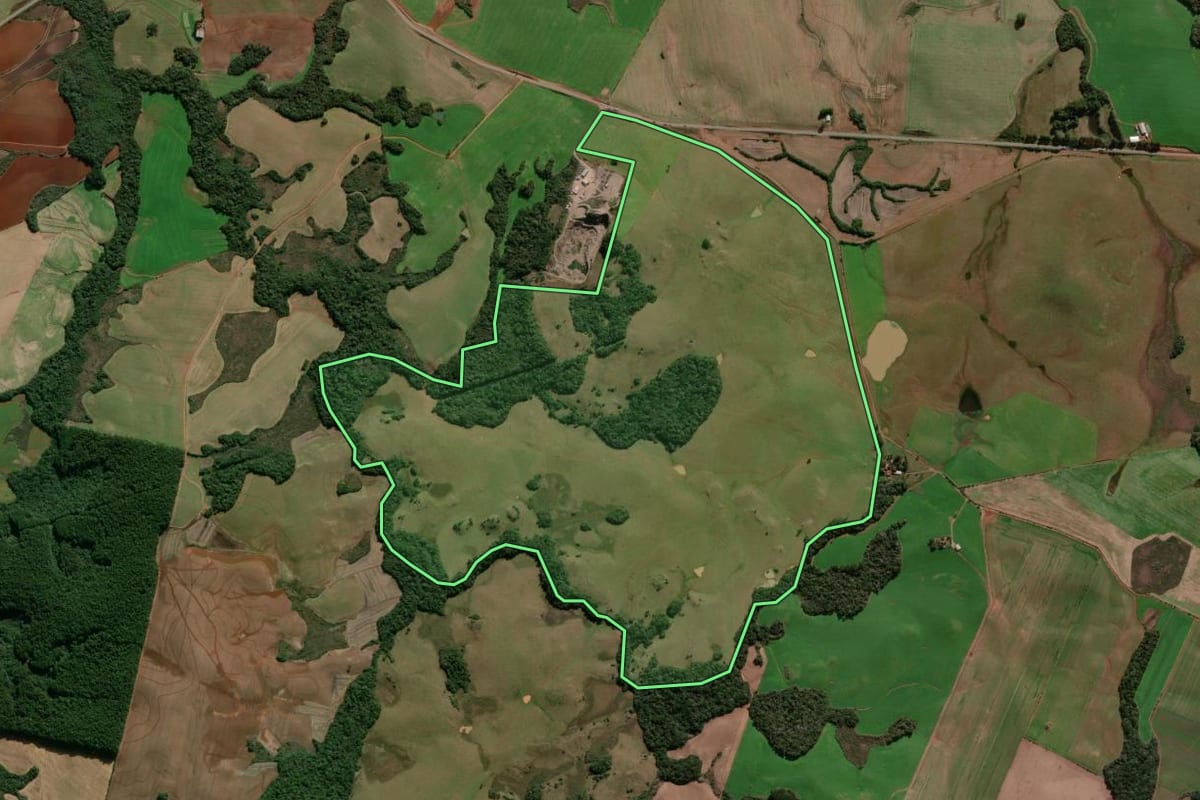 Imagem de satélite do imóvel rural em Caseiros (RS), com o contorno declarado no CAR desenhado por cima.
