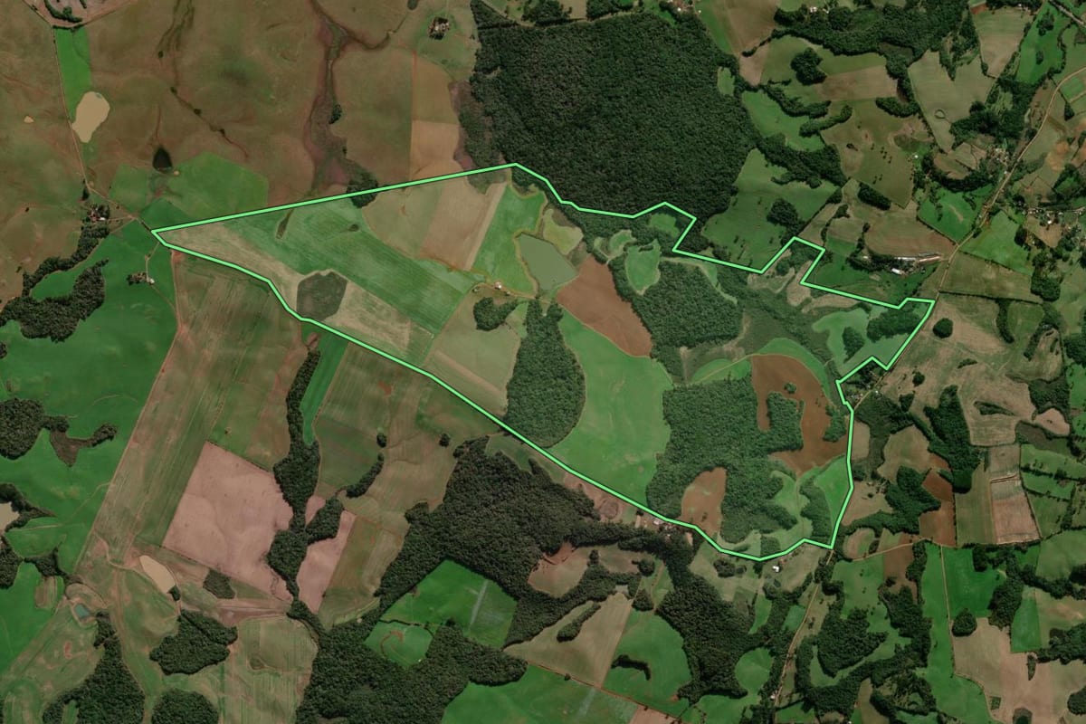 Imagem de satélite do imóvel rural em Caseiros (RS), com o contorno declarado no CAR desenhado por cima.