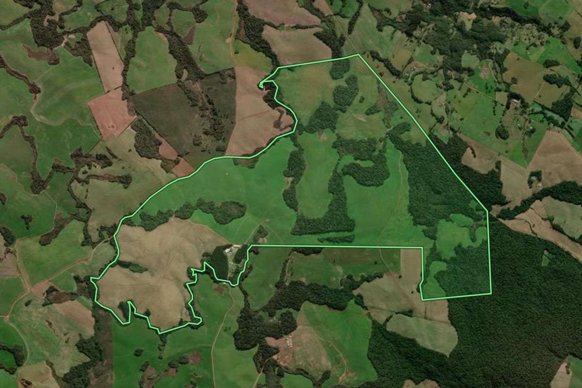 Imagem de satélite do imóvel rural em Caseiros (RS), com o contorno declarado no CAR desenhado por cima.